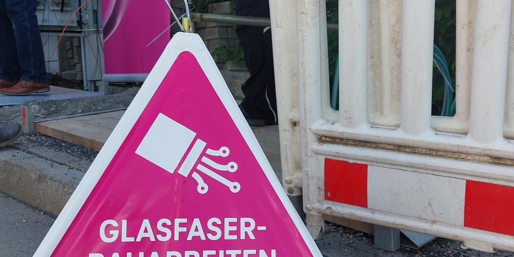 Hinweisschild verweist auf Bauarbeiten zum Glasfaserausbau